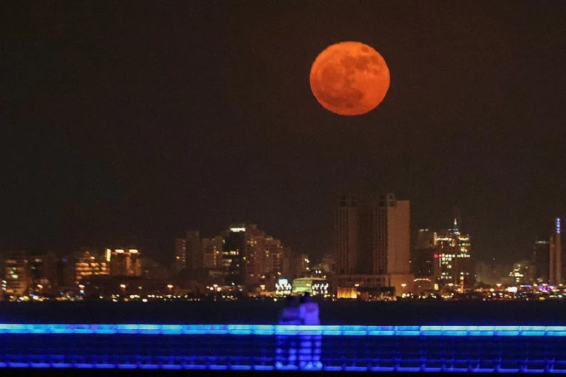 Giant Blood Moon Graces Kuwait Skies After Lunar Eclipse