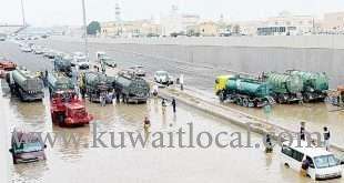 committee-holding-the-contractors-over-flooding_kuwait