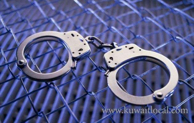 8-employees-arrested-for-swindling-kuwaiti-citizens_kuwait