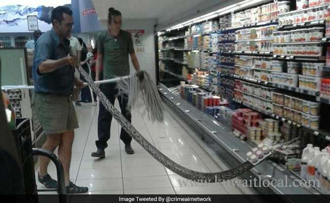 woman-grabs-12-foot-python-while-shopping-in-south-africa_kuwait