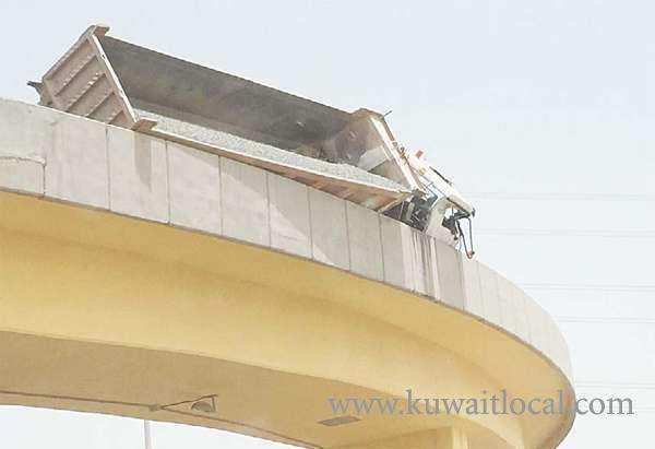 heavy-vehicle-toppled-on-king-fahad-expressway-near-nuwaiseeb_kuwait