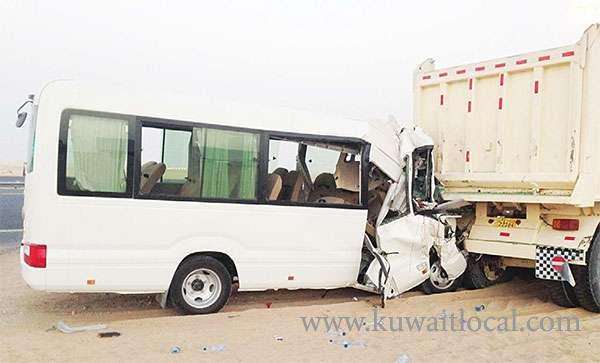 a-bus-transporting-asian-laborers-collided-with-a-heavy-duty-vehicle_kuwait
