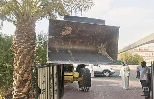 municipality-bulldozer-demolishes-encroachment-on-state-property_kuwait