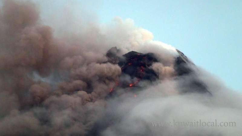 15000-people-flee-as-lava-flows-out-of-philippine-volcano_kuwait