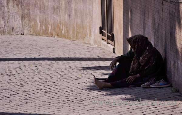 police-have-arrested-6-women-for-begging-for-alms_kuwait