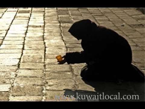 an-egyptian-woman-caught-begging-near-a-commercial-complex_kuwait