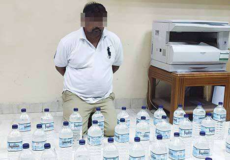 securitymen-arrested-an-indian-man-with-60-bottles-of-local-liquor_kuwait