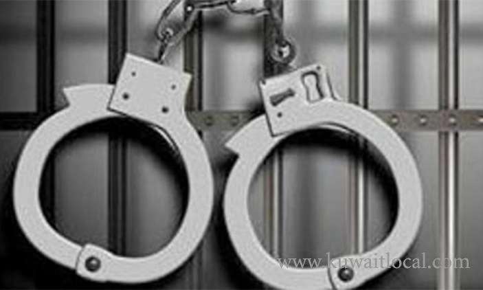 police-arrested-an-unidentified-person-for-selling-pirated-cds-_kuwait