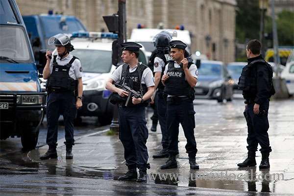 kuwaiti-man-manhandled-by-french-police_kuwait