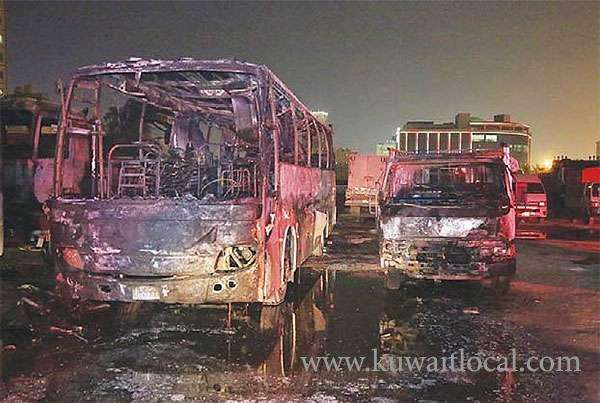 fire-destroys-four-vehicles_kuwait