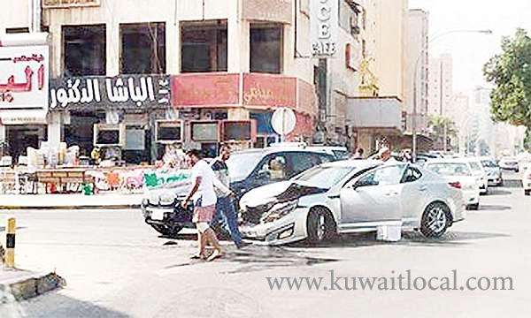 youth-in-accident-attacks-traffic-police_kuwait