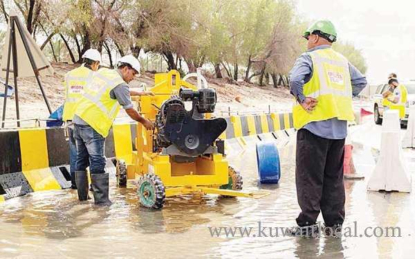 municipal-teams-clearing-roads,-draining-rainwater_kuwait
