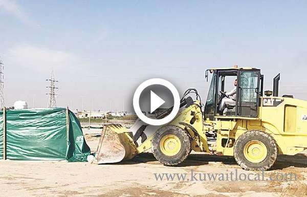 municipality-pulls-down-37-tents_kuwait