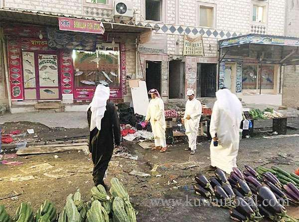 fruits,-vegetables,-old-clothes-seized-at-makeshift-markets_kuwait