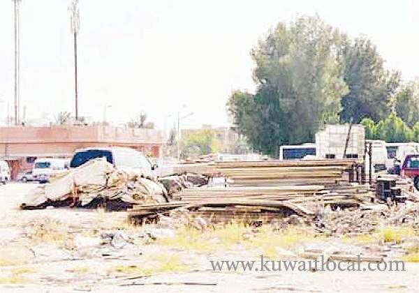 garbage,-waste-items-litter-many-areas-in-abu-halifa_kuwait