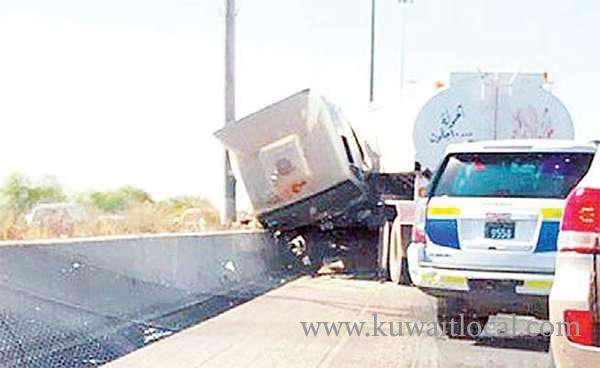 driver-of-a-water-tanker-lost-control-of-his-vehicle-and-collided-with-the-concrete-barrier_kuwait