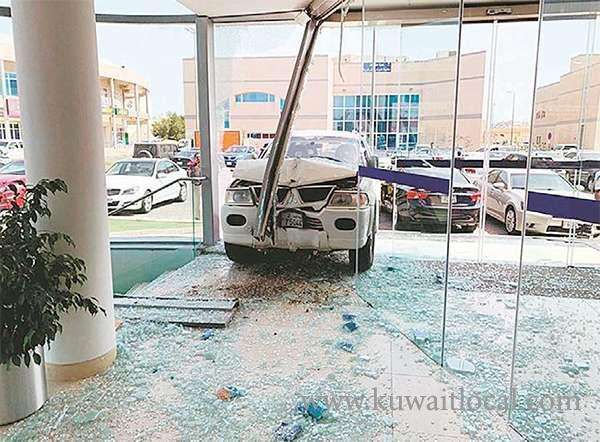 motorist-has-been-asked-to-pay-the-damage-to-local-bank-branch-_kuwait