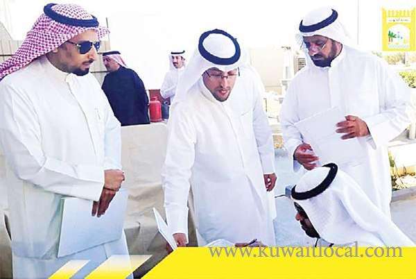 municipality-inspectors-issuing-citations-in-the-area-of-abu-fatira_kuwait