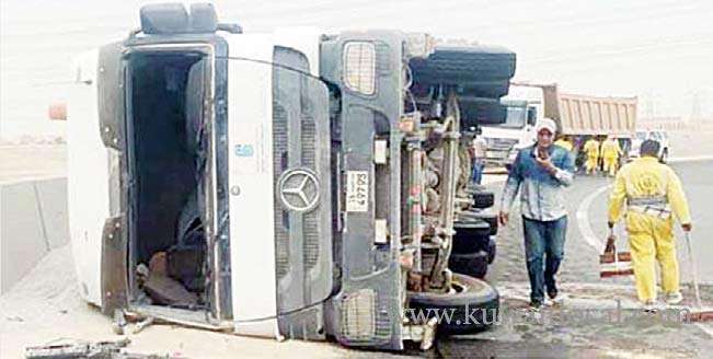 crime-news-asian-expat-escaped-without-any-injuries-when-his-heavy-vehicle-toppled-on-a-bridge_kuwait