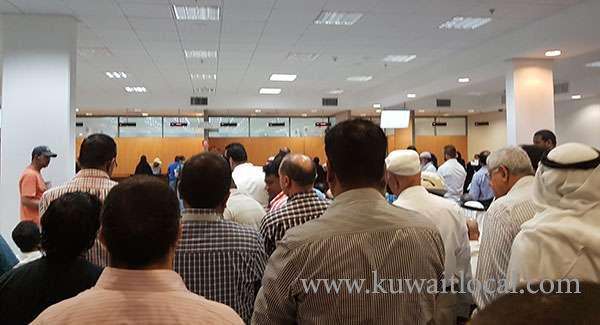 kuwait-female-employees-at-passport-office-renewing-the-residence-permits-of-expats-for-kd-1-instead-of-kd-10_kuwait