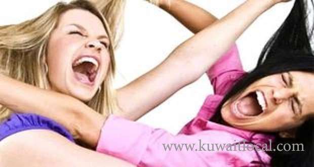 2-young-women-fight-in-cafe_kuwait