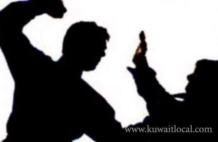 2-kuwaitis-assaulting-each-other-inside-a-paci-office_kuwait