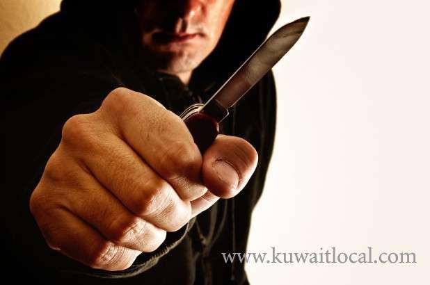 unidentified-passenger-robbing-taxi-driver-and-attempting-to-stab-him_kuwait