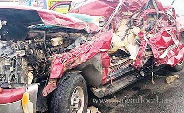 man-pulled-alive-from-mangled-vehicle_kuwait