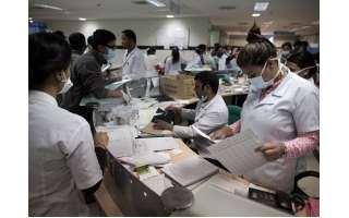 all-medical-staff-members-compulsorily-wear-their-business-ids-and-name-tags-during-working-hours---moh_kuwait