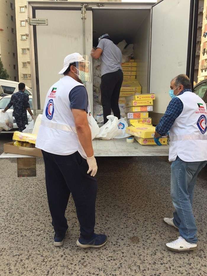krcs-distributes-1000-food-parcels-250-frozen-chicken-boxes-to-laborers_kuwait