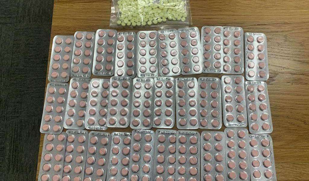 man-caught-with-300-narcotic-pills-at-airport_kuwait