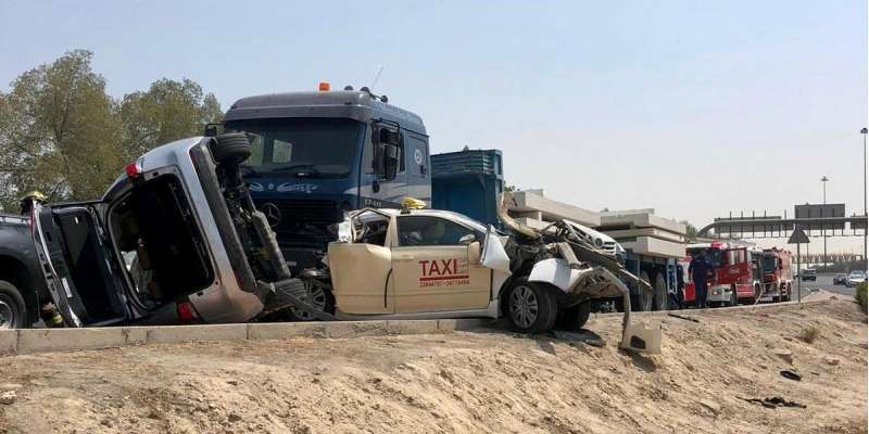 8-vehicles-collide-in-an-accident_kuwait