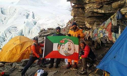 a-kuwaiti-mountaineering-team-raised-the-national-flag-atop-himalaya_kuwait