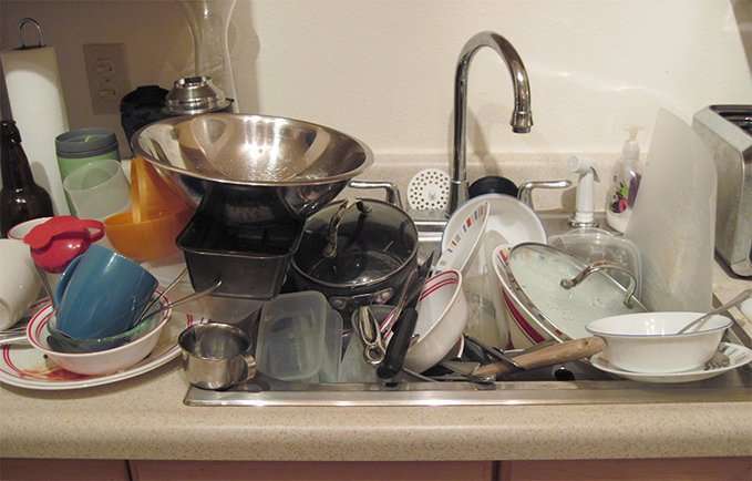work-on-stranded-maids-as-dishes-pile-up_kuwait