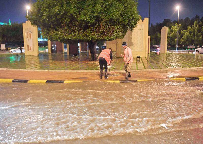 emergency-teams-ensure-smooth-flow-of-rain-water-to-sewage-lines_kuwait