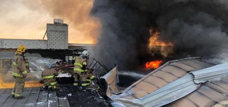 5-firefighting-teams-took-control-of-the-fire-at-an-aluminum-works-factory-in-the-alrai-area_kuwait