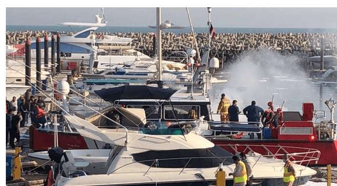 a-fire-broke-out-in-a-yacht-at-salmiya-yacht-club_kuwait