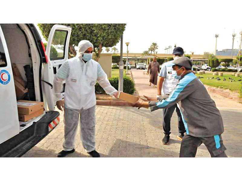 the-red-crescent-society-distributes-2000-meals-a-day-to-workers_kuwait