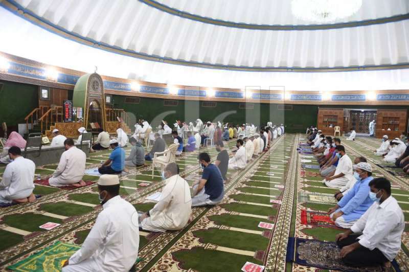 crowd-of-worshipers-at-mosques_kuwait