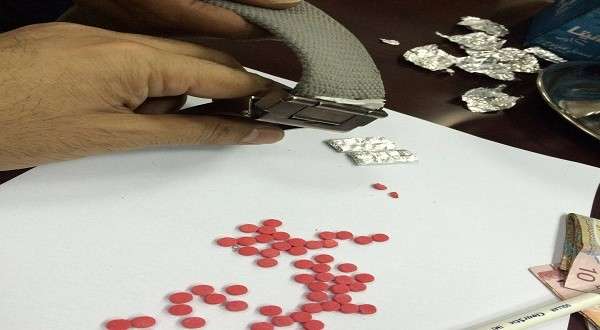 an-egyptian-caught-hiding-narcotic-pills-in-his-belt_kuwait