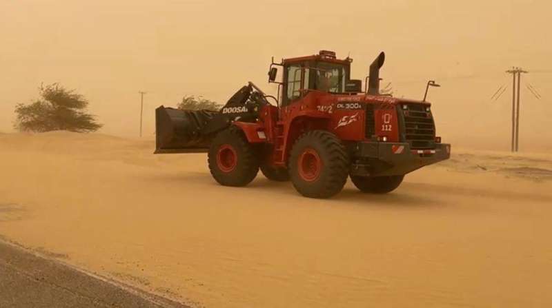 the-fire-fighting-withdraws-35-cars-that-were-stuck-in-the-sands-of-salma-alwafra-and-alartal_kuwait
