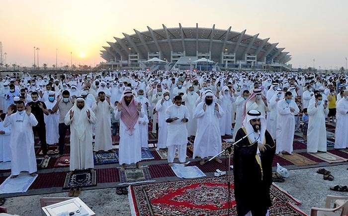 residents-perform-eid-prayers_kuwait
