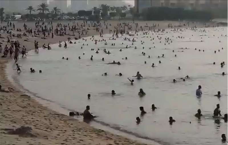 families-and-bachelors-crowd-beaches-in-kuwait_kuwait