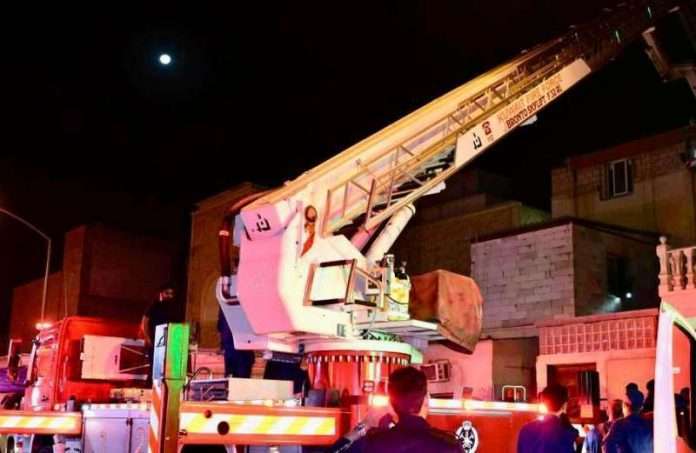 firemen-rescue-family-members-using-ladder_kuwait