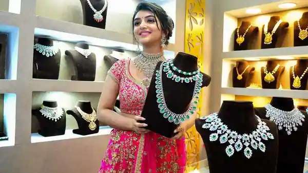 how-much-gold-jewellery-nri-can-carry-when-travel-back-to-india-from-kuwait-_kuwait