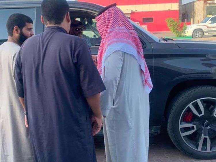 saudi-prince-turki-bin-talal-gifts-car-to-man-whose-vehicle-broke-down_kuwait