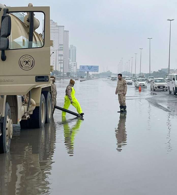 kuwait-army-firemen-partake-in-reopening-roads-swamped-with-rain-water_kuwait