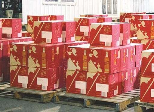 1040-bottles-of-imported-liquor-seized_kuwait