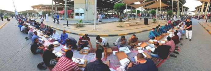 the-largest-iftar-table-at-friday-market-had-over-11200-people-eating_kuwait