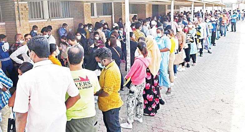 according-to-alqabas-expats-standing-in-quee-for-long-hours-in-hot-sun_kuwait